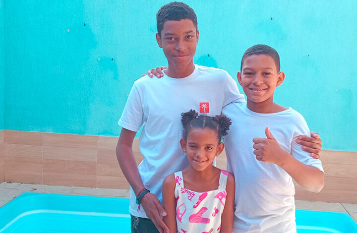 Os irmãos Vitória, Vitor e Davi desejam muito encontrar uma família