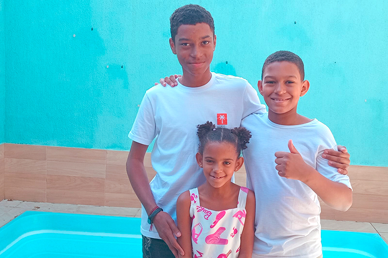 Os irmãos Vitória, de 7 anos, Vitor, de 10 e Davi de 14 anos, posam para foto.