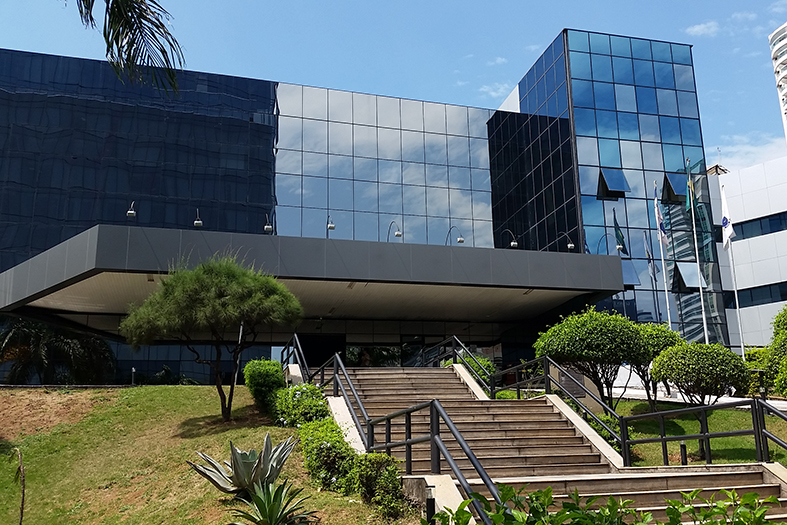 Palácio Renato de Mattos, sede do Poder Judiciário do Estado do Espírito Santo. detalhe da entrada do prédio onde se vê a escadaria e a parte da estrutura em vidro espelhado.