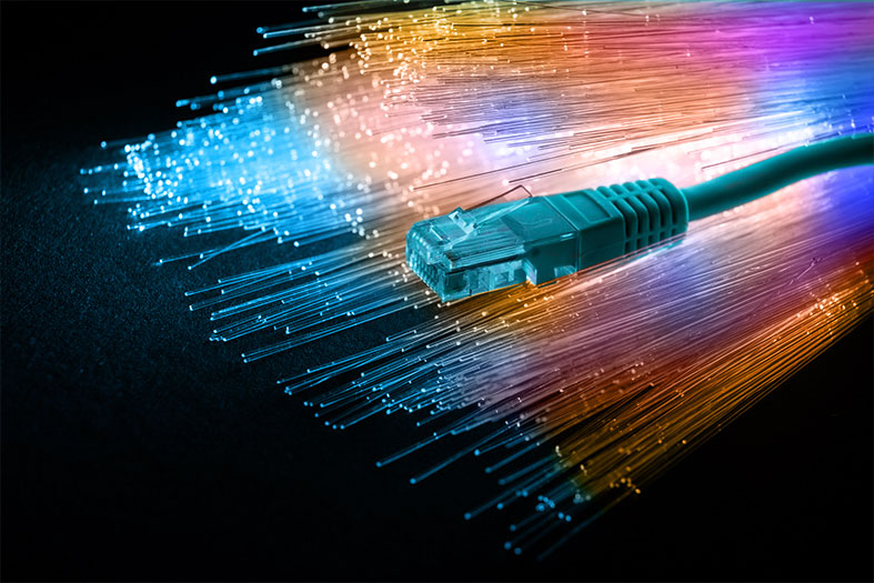 Arte digital: cabos de fibra ótica coloridos.
