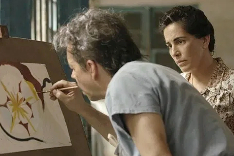 Fotograma do filme “Nise: O coração da loucura”. Na cena vemos a atriz Glória Pires interpretando a psiquiatra Nise da Silveira interagindo com um ator interpretando um interno da Colônia Juliano Moreira, no Rio de Janeiro/RJ.