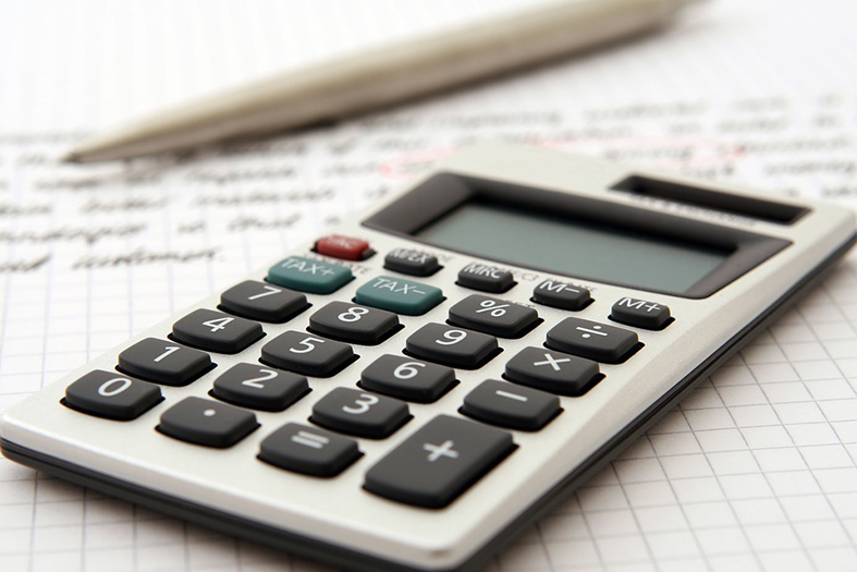 Uma calculadora em cima de um papel com um texto escrito