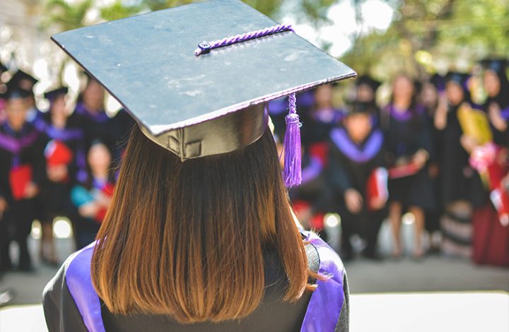 Estudante impedida de receber beca de formatura será indenizada em R$ 5 mil