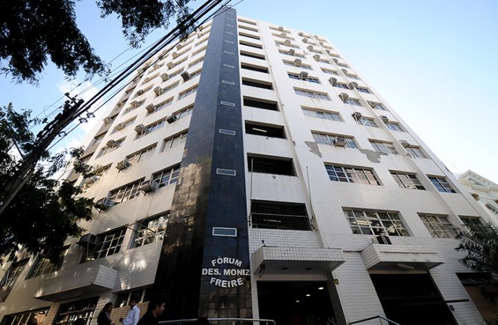 Homem atingido por garrafa arremessada em fila de estabelecimento será indenizado