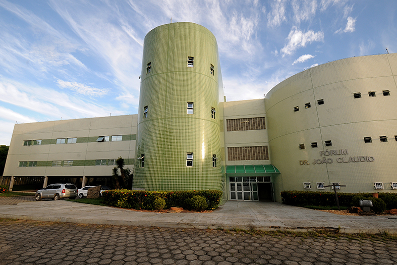 Edifício sede do Fórum de Colatina. a construção tem formas sinuosas, uma torre mais alta do que o resto do prédio e a coloração de todo o edifício é em tons de verde.