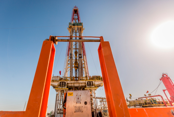 Torre de extração de óleo e gás via técnica de "fracking".