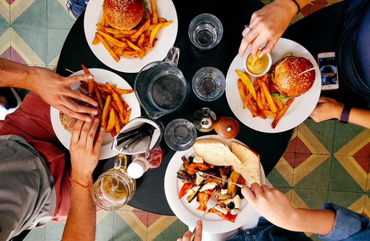 Hamburgueria é condenada por não pagar direitos autorais das músicas tocadas