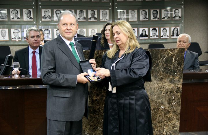 Presidente do TJES recebe Medalha do Mérito do MPES em tarde de homenagens