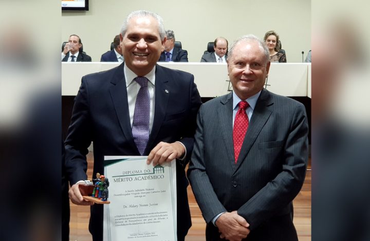 Juiz do Espírito Santo é homenageado na abertura do XI CODEJE realizado em Recife