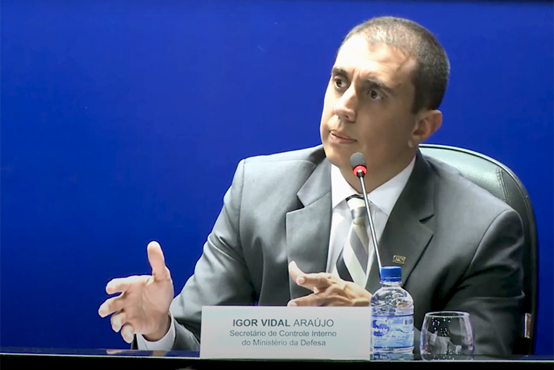 o analista de controle interno do Ministério Público da União (MPU) Igor Vidal Araújo palestrando em evento do ministério da defesa