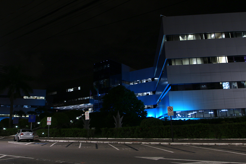 fachada do tribunal de justiça do espírito santo com iluminação especial na cor azul.