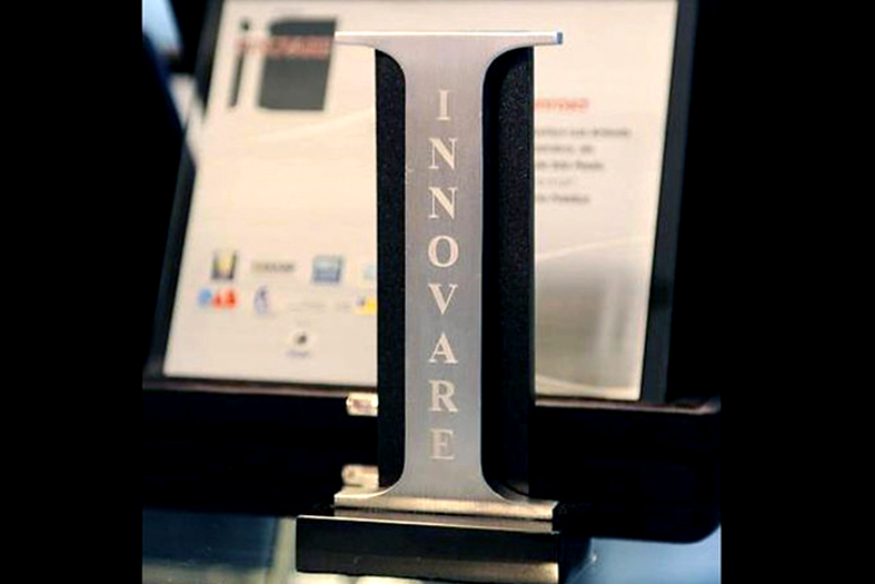Troféu do prêmio Innovare. Objeto em material metálico no formato da letra "i" maiúscula.