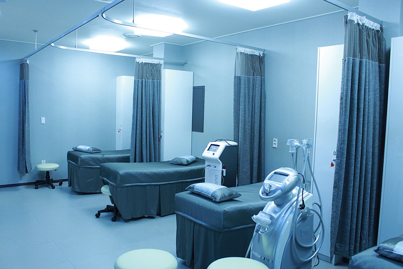 A imagem mostra um quarto de internação em hospital
