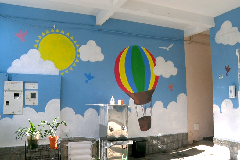 Paredes decoradas em uma área externa.