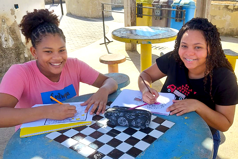 As irmãs Isabelly (11 anos) e Ludimila (14 anos) têm a pele parda, cabelos pretos e anelados.
