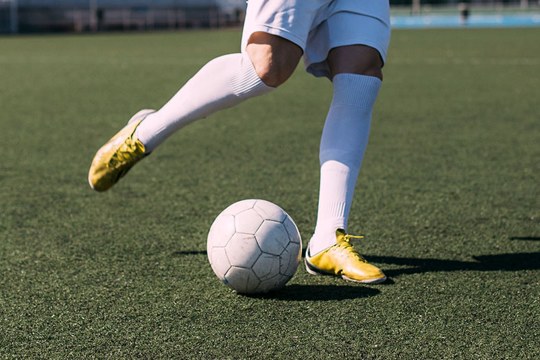 Pernas de um jogador de futebol