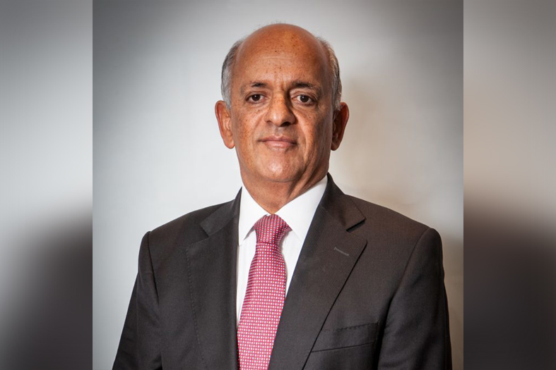 José Roberto dos Santos Bedaque, homem de pele parda, calvo, trajando terno na cor cinza chumbo e gravata na cor vermelha.