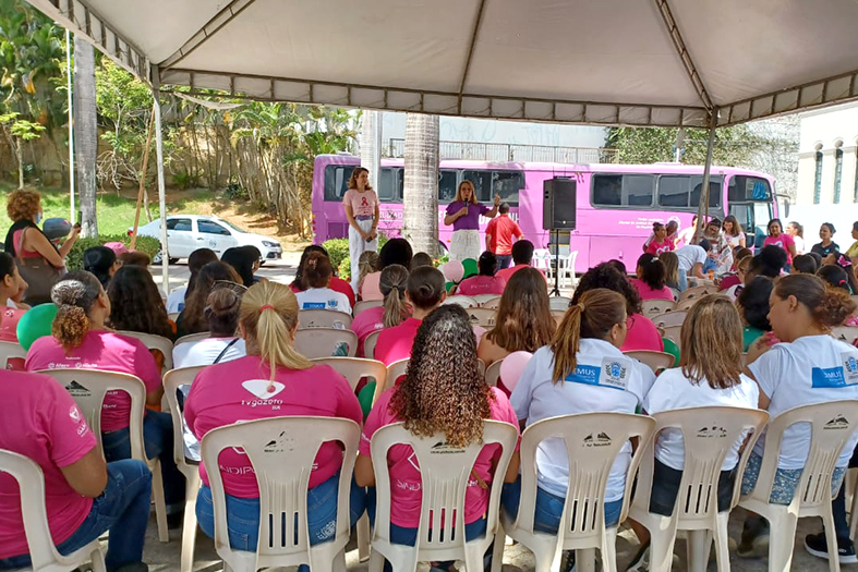 A juíza Hermínia Maria Silveira Azoury, coordenadora estadual de combate à violência doméstica e familiar contra a mulher fala ao público em Cachoeiro de Itapemirim/ES.