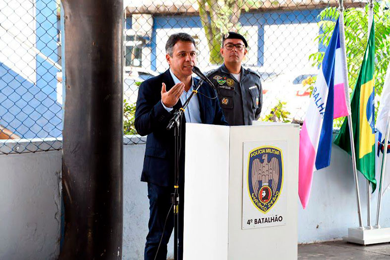O juiz Carlos Eduardo Ribeiro Lemos discursa no 4º Batalhão da Polícia Militar do Espírito Santo, em Vila Velha.
