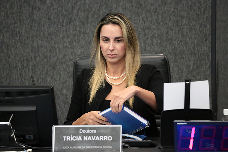 A juíza da 1ª Vara Cível de Vitória, Trícia Navarro Xavier Cabral, mulher de pele branca com cabelos lisos e tingidos de loiro.