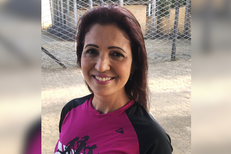 juiza patrícia faroni sorrindo para a foto. ela veste roupa de corrida.