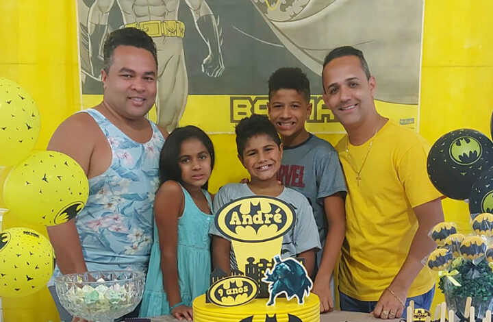 Podcast Just Talk conta a história de adoção tardia feita pelo casal Diego e Fabiano