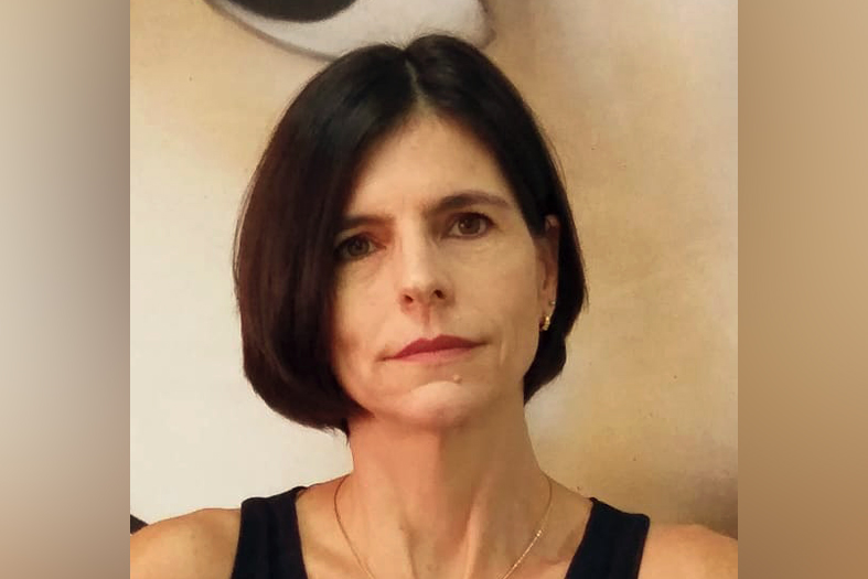 mulher de pele branca e cabelos pretos.