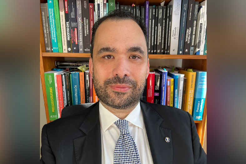 O juiz Frederico Ivens Carvalho, da 1ª Vara Cível de Cachoeiro de Itapemirim, homem de pele branca e com cabelos e barba na cor preta.