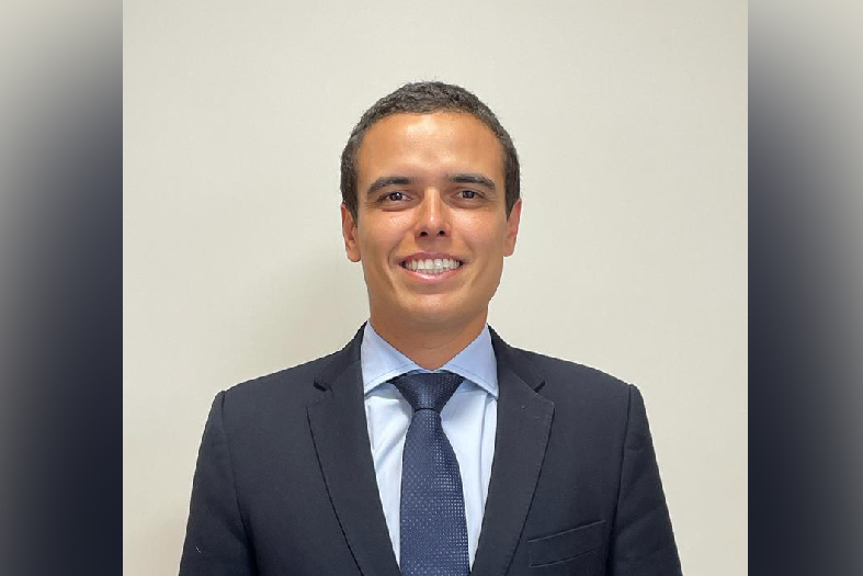O juiz Lucas Modenesi, titular da 1ª Vara Cível de São Mateus, homem de pele parda com cabelos pretos.
