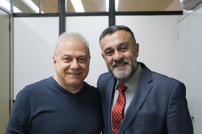 O Psicanalista Antonio Carlos Felix das Neves e o advogado José Eduardo Coelho Dias posam para foto abraçados.