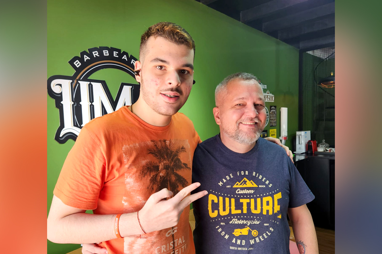 Denys Rangel e seu filho posam para foto.
