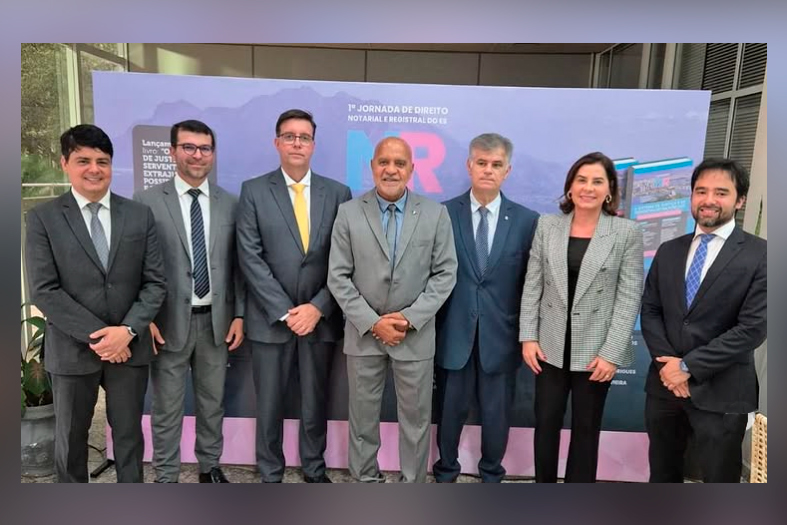 Autoridades diversas posam para foto.