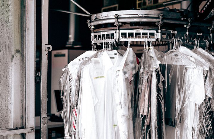 Cliente que teve vestido de formatura descolorido será indenizada por lavanderia de Vitória