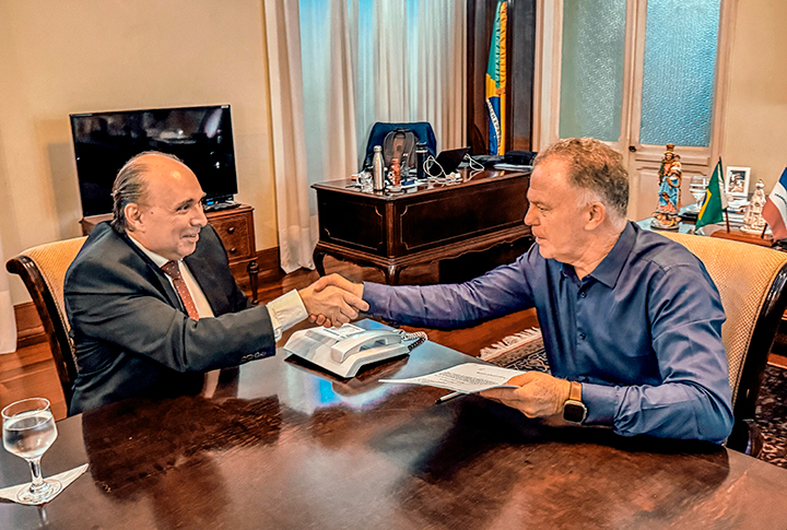 O presidente do TJES, desembargador Samuel Meira Brasil Jr. aperta a mão do Governador do Estado do Espírito Santo, Renato Casagrande.
