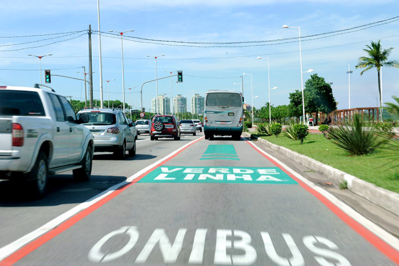 Pista exclusiva para ônibus (linha verde), na foto em primeiro plano carros na faixa da esquerda e ao fundo uma traseira de ônibus utilizando a linha verde.