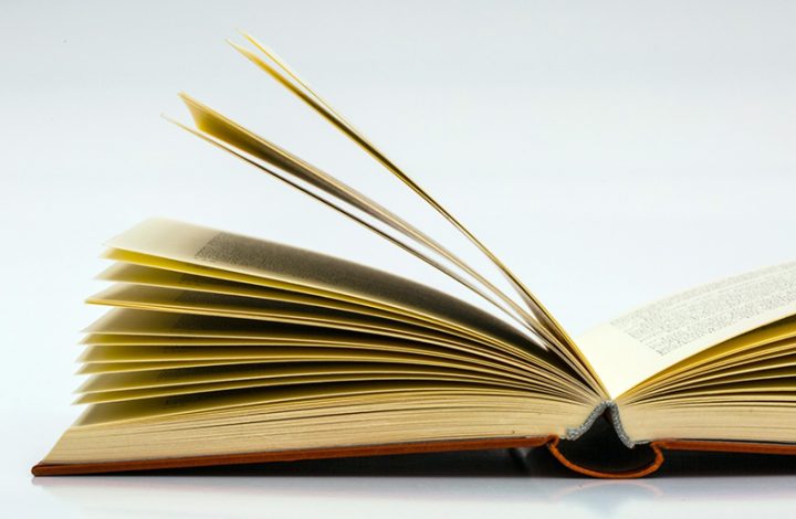 Mulher que teria recebido cobrança indevida por compra de livros tem pedido de indenização negado