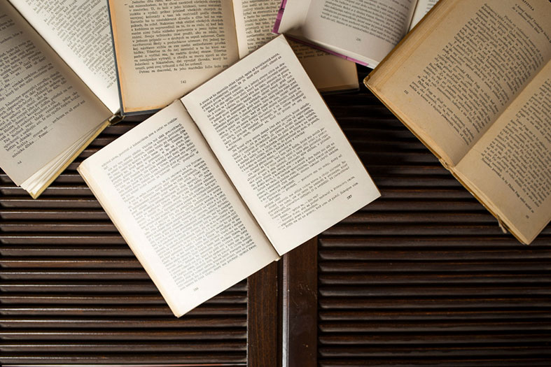 Vários livros abertos.