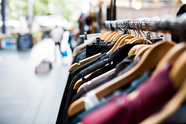 Roupas penduradas em cabides.