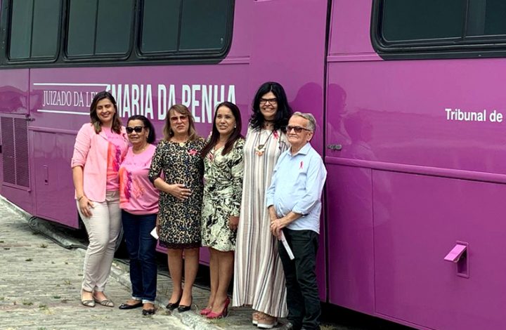 Ônibus Rosa do Juizado Itinerante da Lei Maria da Penha esteve em Montanha esta semana