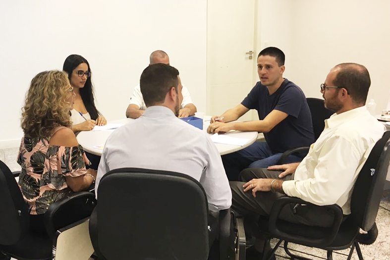 Pessoas conversando ao redor de uma mesa.