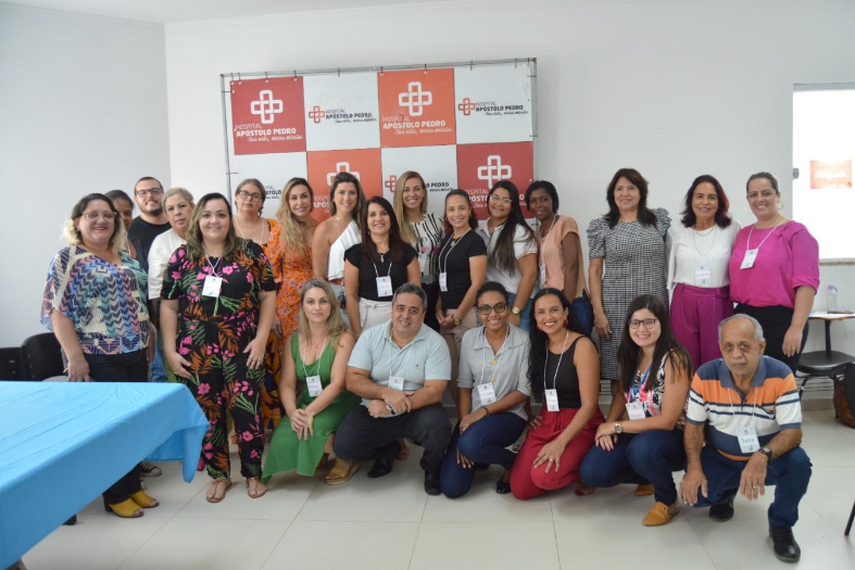 Grupo de representantes do Judiciário Capixaba posa para foto.