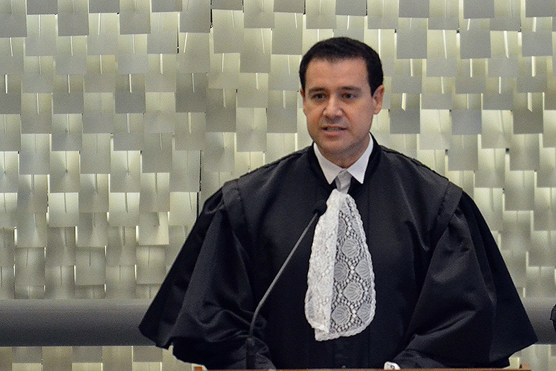 Ministro do STJ, Néfi Cordeiro, vestindo toga.