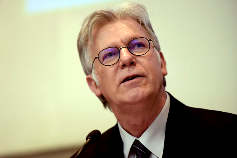 Ministro Sérgio Kukina, do STJ, homem de pele branca e cabelos grisalhos usando terno na cor preta e óculos de armação fina.