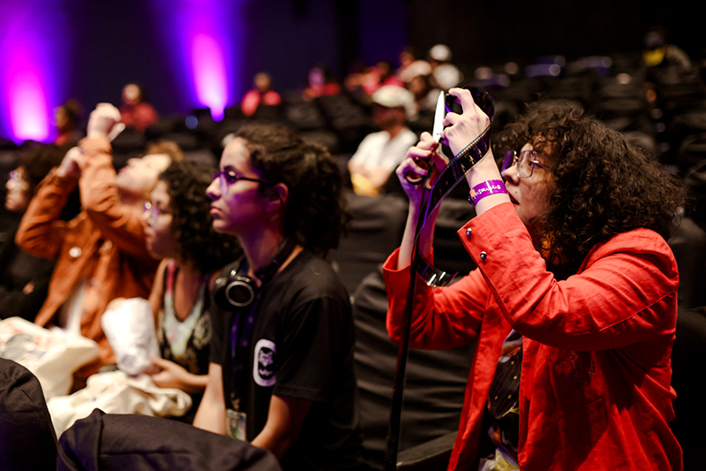Plateia assiste à evento de cinema.