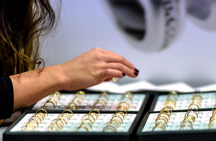 Mulher expulsa de loja sob suspeita de espionagem comercial deve ser indenizada