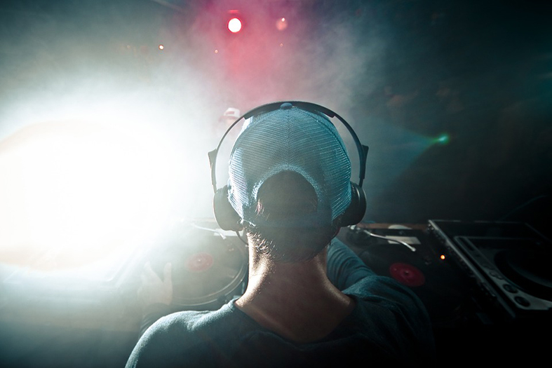 um dj em uma danceteria