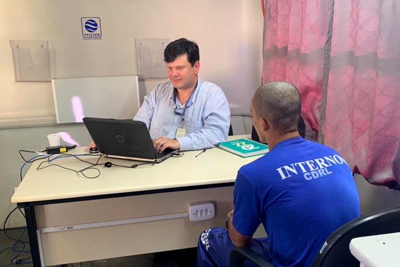 Servidor do judiciário capixaba prestando atendimento durante mutirão.