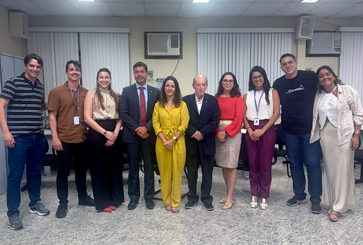 Servidores e Magistrados do Mutirão de Conciliação em Aracruz posam para foto.