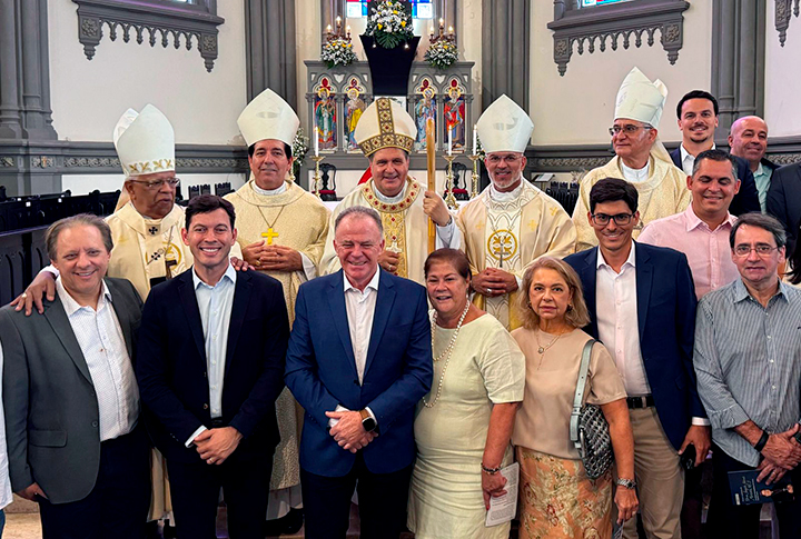 Autoridades eclesiásticas, governamentais e do judiciário capixaba posam para foto junto ao novo arcebispo da cidade de Vitória/ES.