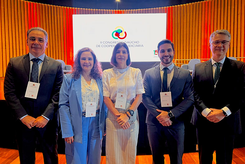 Membros do judiciário capixaba posam para foto.